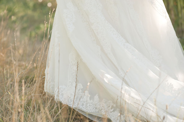 ©Solveig et Ronanphotographes - Mariage pastel a la  campagne - La mariee aux pieds nus